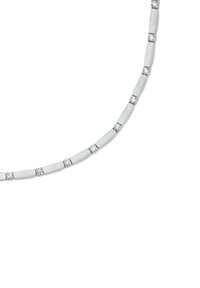 Collier en argent avec des maillons rectangulaires brossés alternant avec des pierres claires rondes et facettées, créant un effet texturé et étincelant.