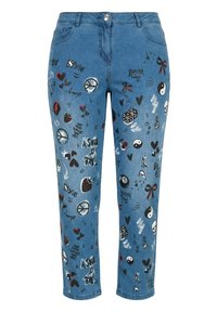 Jean en denim bleu avec des imprimés style graffiti colorés comprenant des cœurs, des signes de paix, des fraises, des dés, yin-yang, des nœuds et des crânes.