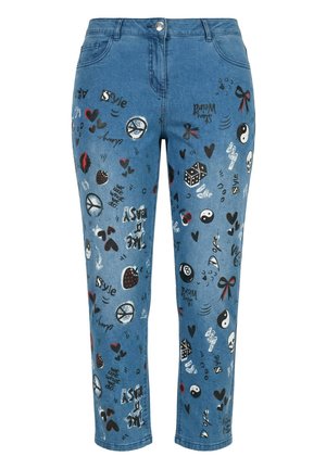 Niebieskie dżinsy z denimu z kolorowymi nadrukami w stylu graffiti, w tym serca, symbole pokoju, truskawki, kostki do gry, yin-yang, kokardy i czaszki.