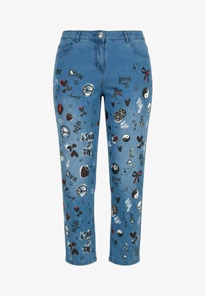 Niebieskie dżinsy z denimu z kolorowymi nadrukami w stylu graffiti, w tym serca, symbole pokoju, truskawki, kostki do gry, yin-yang, kokardy i czaszki.
