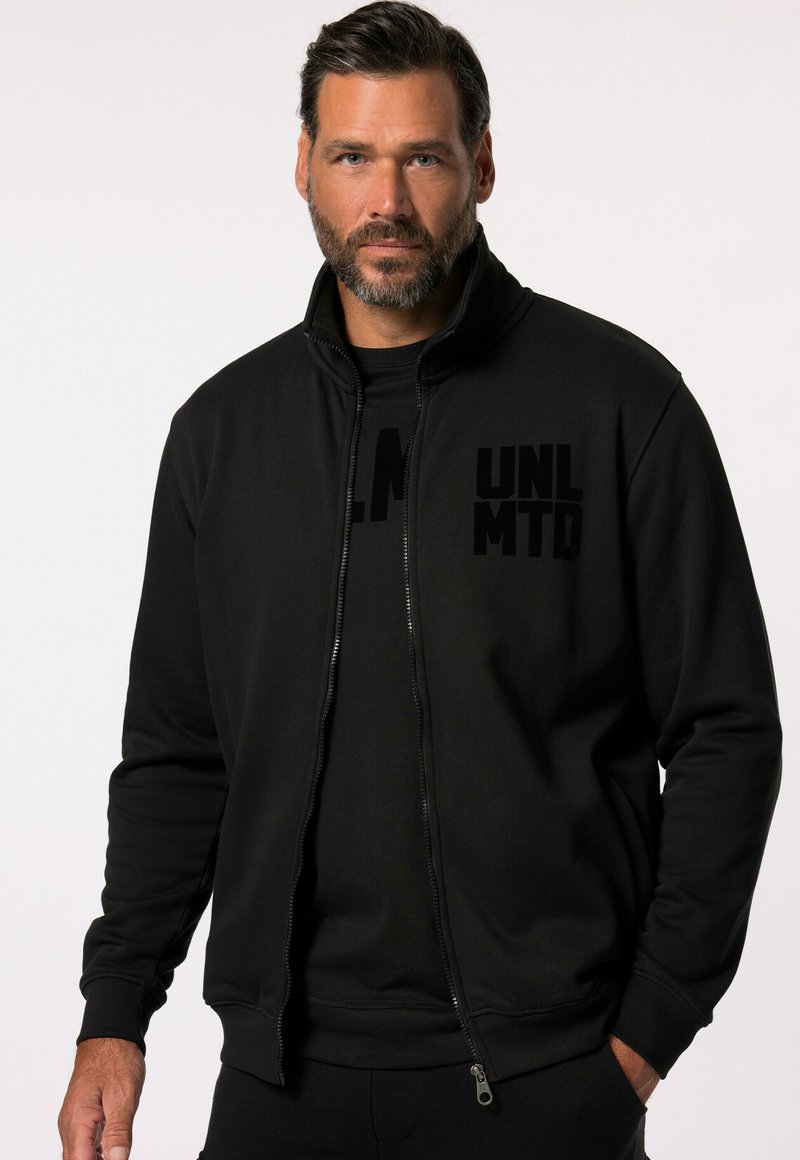 Sort lynlåsf-widget med høj krave og lange ærmer. Har et tekstureret "UNLMTD" logo på brystet. Glat stof med en afslappet pasform.