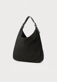 Sac à bandoulière en daim noir avec une forme incurvée, une large ouverture et une sangle en cuir noir. Présente des accents métalliques argentés. Texture lisse.