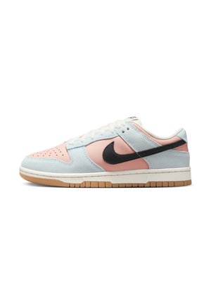 Baskets en suède bleu clair et rose avec des accents noirs, des lacets blancs et une semelle en gomme texturée. Présente un bout perforé et un logo en détail.