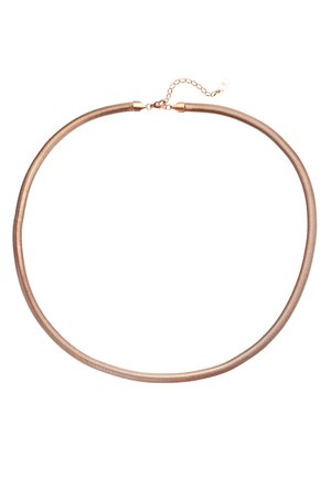 Metallische Schlangenkette in Roségold, mit einer eleganten, glatten Oberfläche und einem flexiblen Design, getragen über einem weißen gerippten Shirt.