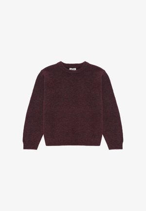 Bordeaux gebreide trui met een ronde hals, lange mouwen en een zachte textuur. Voorzien van een geribde zoom en boorden, wat een klassieke uitstraling geeft.