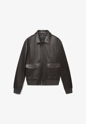 Dunkelbraune Lederjacke mit spitzem Kragen, zwei vorderen Klappentaschen sowie gerippten Bündchen und Saum, flach auf weißem Hintergrund ausgelegt.