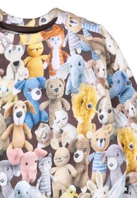 Langarmtop met een multikleurige, gebreide print van verschillende dieren speelgoed op een bruine achtergrond. Ronde hals met drukknoopsluiting.