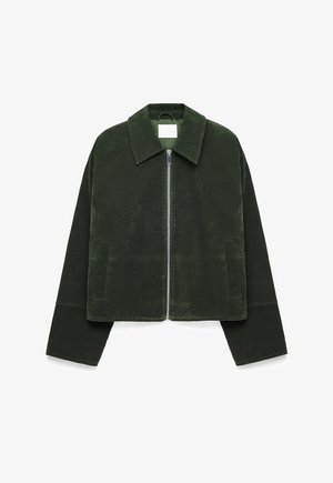 Zaļa zamša jaka ar asu apkakli, priekšējo rāvējslēdzēju un divām sānu kabatām; īss dizains ar platiem piedurknēm un teksturētu apdari.