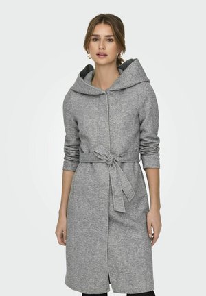 Manteau gris à capuche avec des manches longues, ceinturé à la taille et à coupe droite. Fabriqué en tissu doux et texturé, avec une fermeture à l'avant.