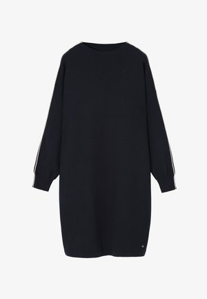 Námorníckomodrá oversize šaty s dlhými rukávmi, rebrovaným výstrihom a bielymi pruhmi po stranách. Hladká textúra, dĺžka po kolená, minimálne detaily.