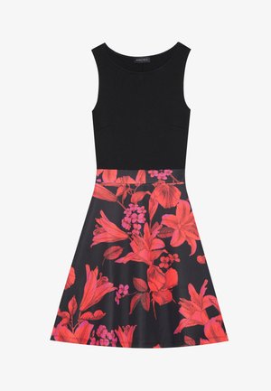 Bezsleeve kleita ar melnu korpusu un izplešamu svārku, kas rotāta ar dzīvām sarkanu ziedu ornamenti uz tumša fona. Gluda auduma tekstūra.