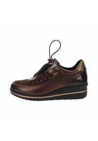 Scarpa in pelle marrone con motivo perforato, rifiniture lucide e finitura testurizzata. Presenta una punta arrotondata e una suola a zeppa bassa.
