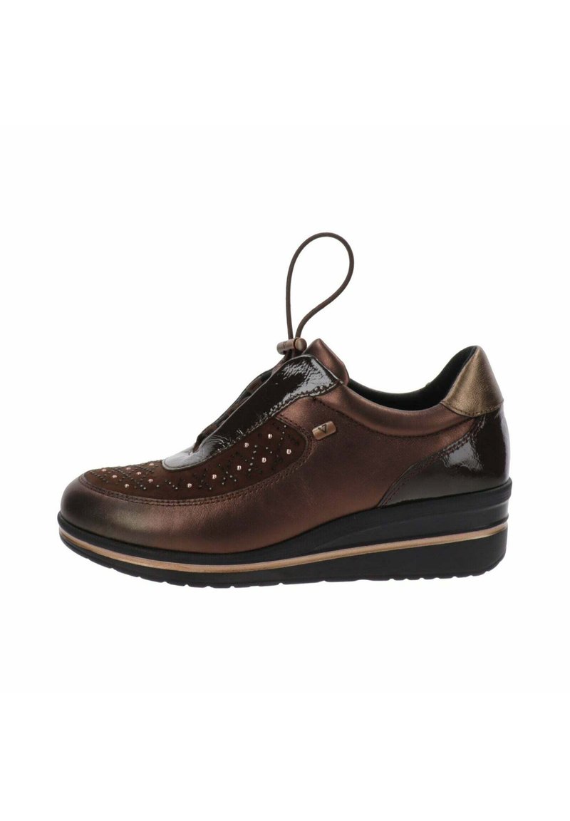 Scarpa in pelle marrone con motivo perforato, rifiniture lucide e finitura testurizzata. Presenta una punta arrotondata e una suola a zeppa bassa.