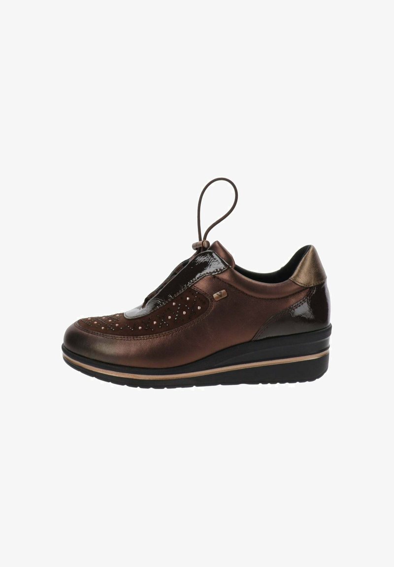 Chaussure en cuir marron avec motif perforé, accents brillants et finition texturée. Présente un bout arrondi et une semelle compensée basse.