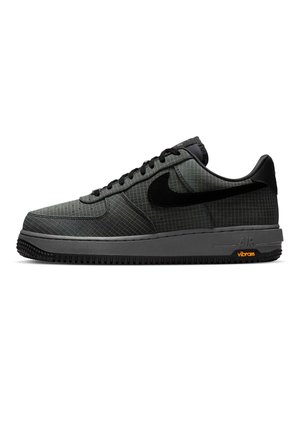 Niski sneaker Nike Air Force 1 w ciemnoszarym kolorze z czarnym logo, cholewką w kratkę, czarnymi sznurowadłami oraz podeszwą sygnowaną marką Vibram.