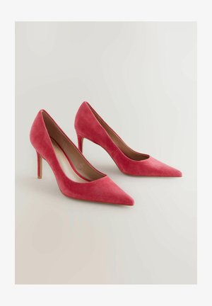 Lyserøde ruskind højhælede sko med spids tådesign og slank silhuet, der har en tekstureret overflade og slanke stiletto hæle.