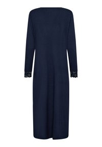 Marineblå natkjole med lange ærmer, rund halsudskæring og blondekant ved ærmerne, fremstillet af et blødt, glat stof.