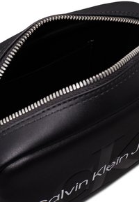 Calvin Klein Jeans SCULPTED CAMERA BAG MONO - Torba preko tijela - fashion black
