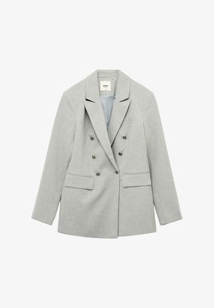 Blazer gris claro cruzado con sutiles rayas diplomáticas, seis botones oscuros, solapas con muesca, dos bolsillos delanteros con solapa y un bolsillo de ojal en el pecho.