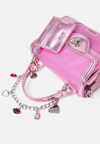 Roze gepatineerde leren handtas met een glanzende afwerking, voorzien van een hartvormige sluiting en charme-accenten. Kettingschouderriem met decoratieve hangers.