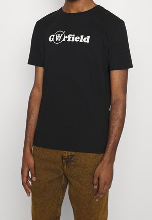T-shirt en coton noir avec un col rond, arborant un logo graphique blanc "Gwarfield" en police audacieuse sur la poitrine.
