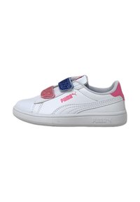Scarpe per bambini PUMA in pelle sintetica bianca con cinturini in velcro glitterati rosa e blu, fodera grigia e suola piatta in gomma.