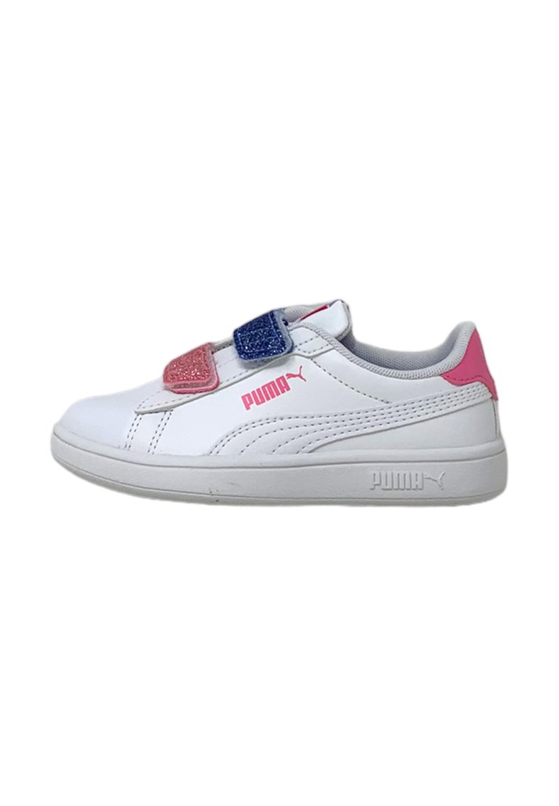 Scarpe per bambini PUMA in pelle sintetica bianca con cinturini in velcro glitterati rosa e blu, fodera grigia e suola piatta in gomma.