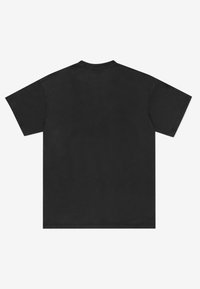 Czarny t-shirt z krótkim rękawem wykonany z bawełny, o luźnym kroju z okrągłym dekoltem, bez widocznych zdobień ani wzorów.