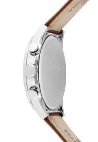 Silverfärgad metallklocka med tre sidoknappar, brunt läderarmband och graverad baksida. Har en stilren, rundad design.