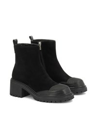 Botines de ante negro con una puntera de goma texturizada, tacón cuadrado y cremallera lateral. Incluye una pestaña en la parte posterior para ponerlos y quitarlos fácilmente.