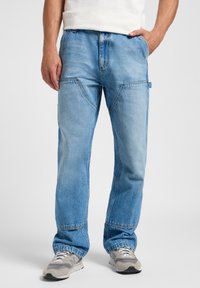 Jeans in denim azzurro con design a gamba dritta. Le caratteristiche includono tasche frontali, chiusura con bottone e dettagli di cucitura visibili.