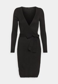 Robe noire côtelée avec un col en V profond, manches longues et ceinture à la taille. Le tissu a une finition texturée et une coupe moulante.