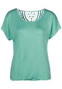 Turkoosi lyhythihainen t-paita, jossa on pitsipaneeli kaula-aukossa, valmistettu kevyestä kankaasta, jolla on sileä rakenne.