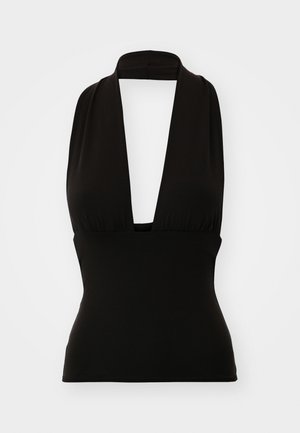 Fekete pánt nélküli top, rugalmas anyagból készült. Mély V-kivágással és előnyös fazonnal rendelkezik. Sima textúra, látható minták vagy fémalkatrészek nélkül.