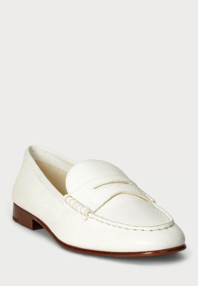 Bieziem balti ādas loafers ar struktūru un elastīgu lentu detaļu, kā arī zemu koka papēdi. Piedāvā gludu, noapaļotu purngalu un izšūtus akcentus.