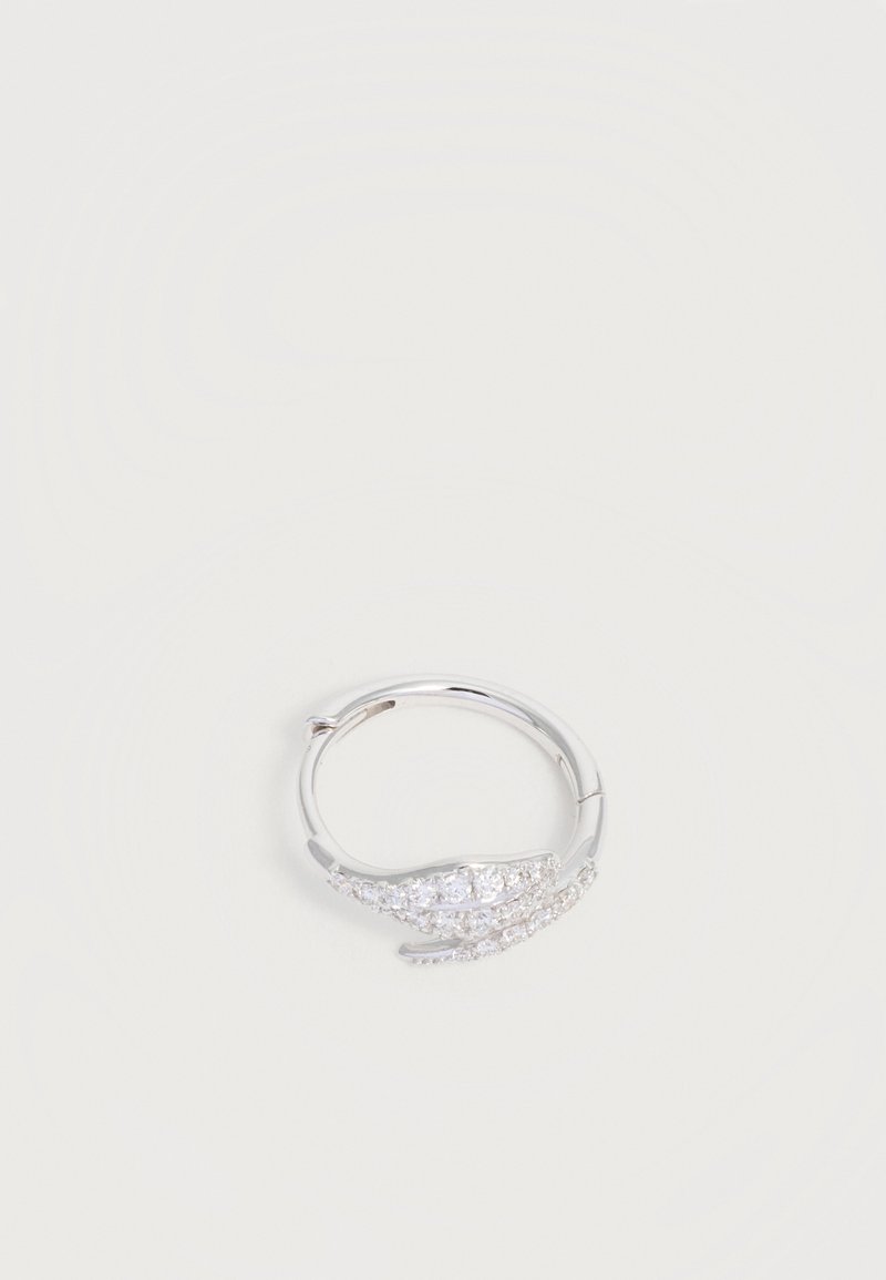 Boucle d'oreille créole en argent avec un design incurvé orné de multiples petites pierres claires scintillantes.