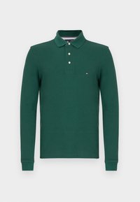 Donkergroene poloshirt met lange mouwen, drie witte knopen en een klein rechthoekig logo op de linkerkant van de borst.