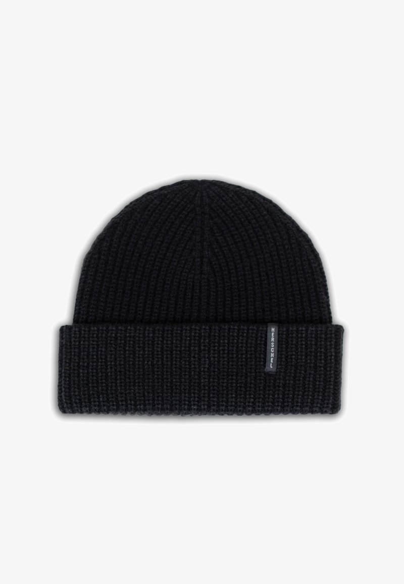 Gorro de punto en negro con un dobladillo plegable, que presenta un patrón acanalado texturizado y una pequeña etiqueta de marca en el lateral.