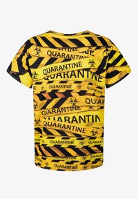 Kortærmet T-shirt med et gult og sort design med fed skrift "QUARANTINE" og biohazard-symboler på stoffet.
