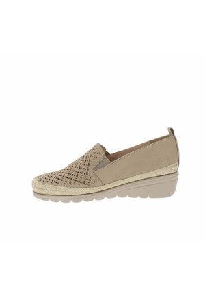 Chaussure beige compensée à enfiler avec un motif géométrique perforé sur la tige et une bordure tressée au-dessus de la semelle en caoutchouc.