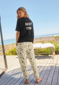 Rockett St George REGULAR FIT SET - Pigiama - ecru line drawing print