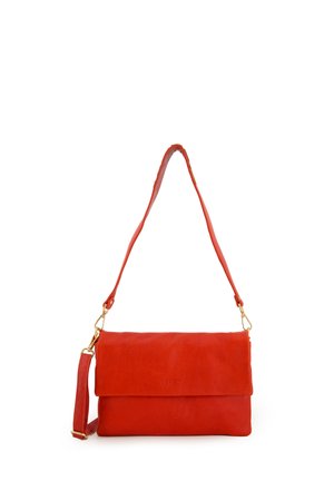 Rode leren schoudertas met afneembare band en goudkleurige metalen sluitingen, met "VENEZIA" gegraveerd op de voorflap.