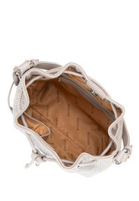 Sac à main beige clair en cuir doux, avec un accent en argent texturé sur un côté et un intérieur lisse et doublé avec un motif de logo.