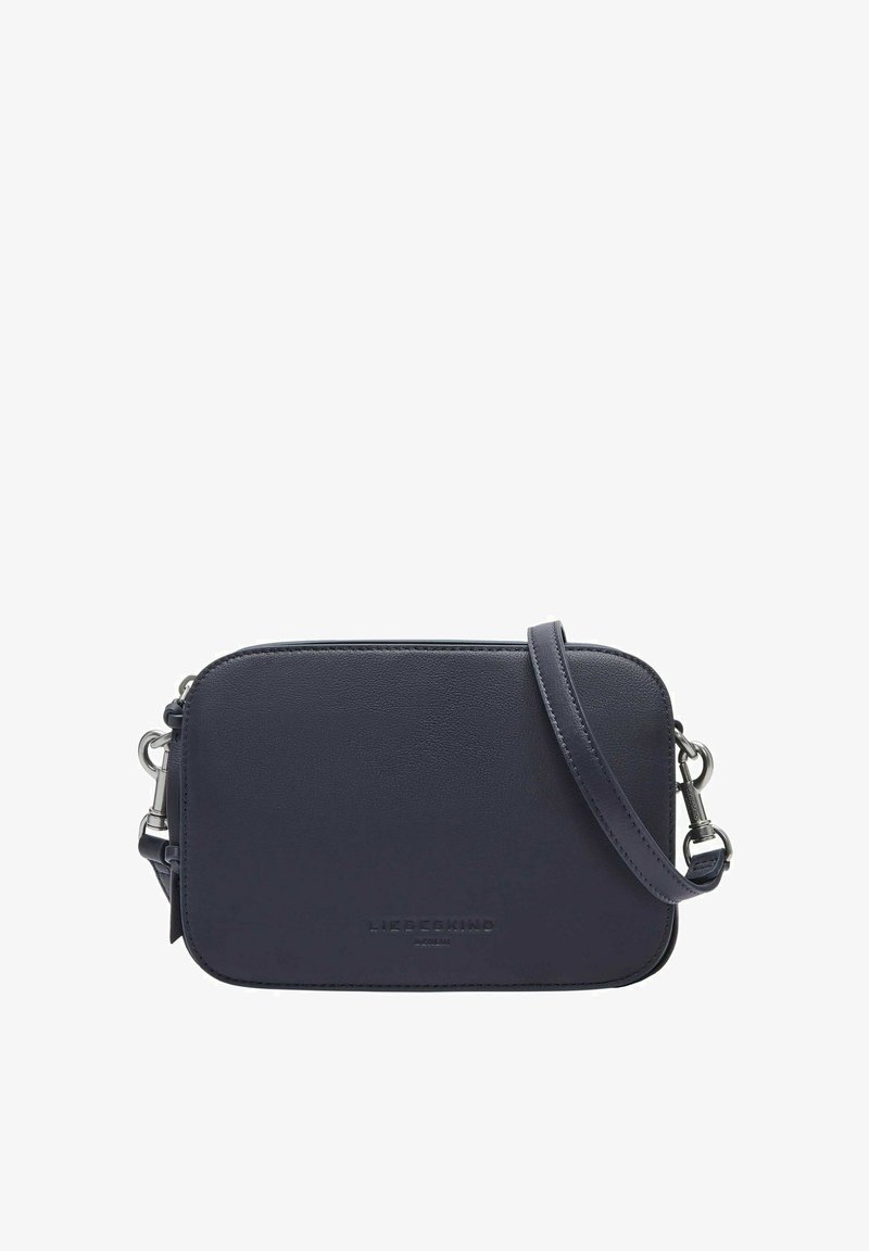 Mała prostokątna torba na ramię w kolorze granatowym z skóry, z metalowymi zapięciami i regulowanym paskiem, z wytłoczonym logo "Liebeskind Berlin" z przodu.