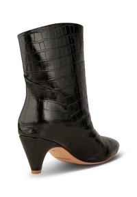 Botte noire mi-mollet avec un bout pointu, texture crocodile et un talon bas incurvé, vue de dos et de côté sur fond blanc.