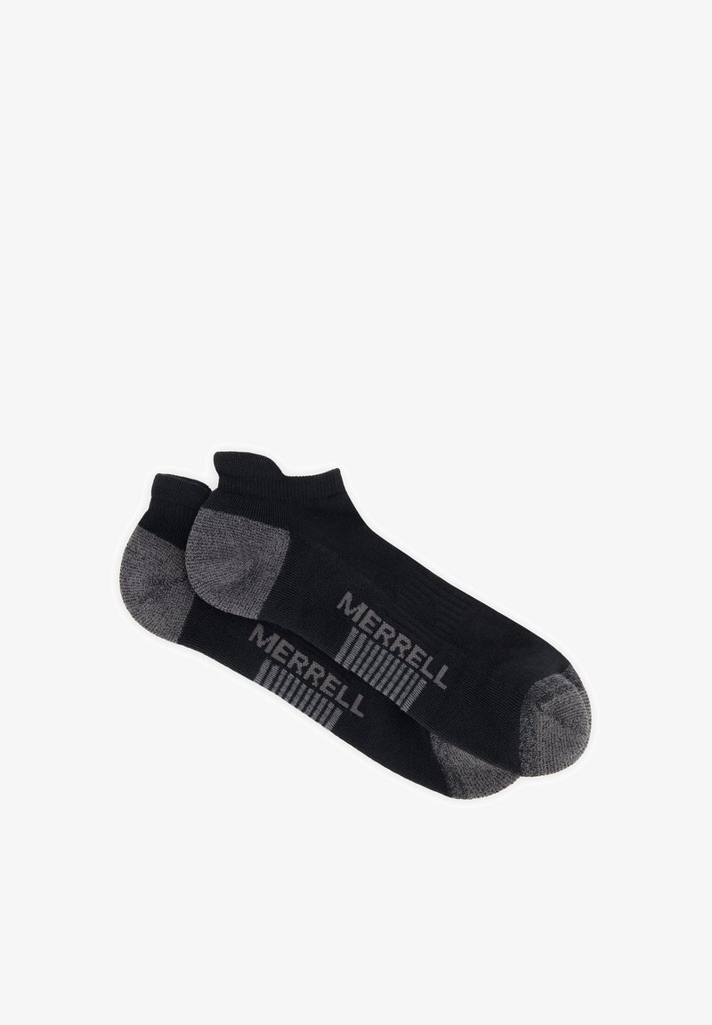 Paire de chaussettes de sport noires basses avec talon et pointe gris, et logo "Merrell" sur le dessus du pied.