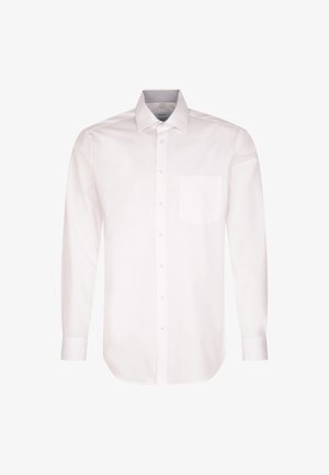 Weißes Hemd mit Knopfverschluss und Brusttasche, kombiniert mit schwarzen, schmal geschnittenen Hosen und schwarzen Lederschuhen. Glatte Textur, klassisches Design.