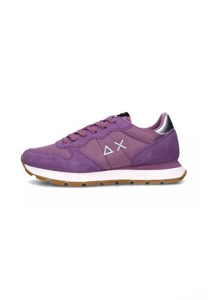Sneaker in suede viola con suola bianca, caratterizzato da un design con lacci, dettagli argentati sul tallone e un motivo geometrico sul lato.