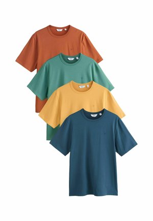 Fire ensfarvede t-shirts med korte ærmer og rund hals stablet oven på hinanden, farver forfra og bagud: mørkeblå, sennepsgul, blågrøn og brændt orange.