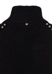 Schwarzer, gestrickter Rollkragenpullover mit gerippter Textur. Verfügt über silberfarbene Knöpfe an der Schulter und ein kleines goldenes Logo auf der Rückseite.